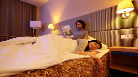 Im Inselhotel können Gäste auf einem Strohlager nächtigen. Dies gilt nicht als "richtiges" Bett und ist daher nicht von der Bettensteuer betroffen, so argumentiert das Hotel.