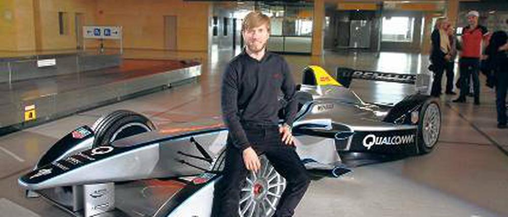 Unter Strom. Der deutsche Rennfahrer Nick Heidfeld saß am Flughafen Tempelhof schon mal Probe für das Elektro-Autorennen am 23. Mai.