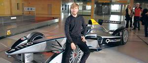 Unter Strom. Der deutsche Rennfahrer Nick Heidfeld saß am Flughafen Tempelhof schon mal Probe für das Elektro-Autorennen am 23. Mai.
