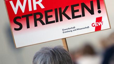 Nach den Mitarbeitern im Nahverkehr werden nun auch Lehrer bundesweit ihre Arbeit niederlegen.