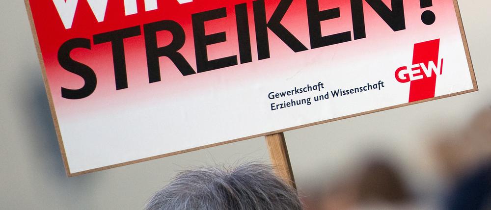 Nach den Mitarbeitern im Nahverkehr werden nun auch Lehrer bundesweit ihre Arbeit niederlegen.