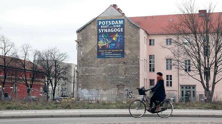 Im Streit um eine Synagoge in der Schlossstraße hat der Synagogen-Förderverein ein Banner mit einem Spendenaufruf aufgehängt.