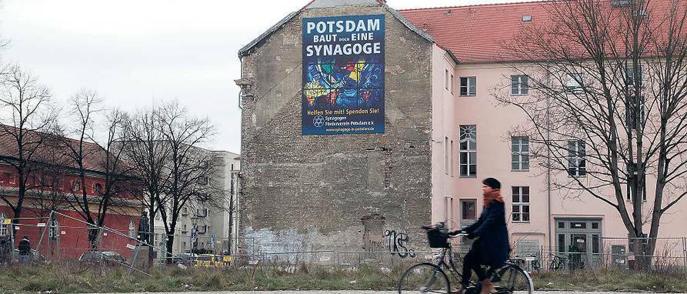 Im Streit um eine Synagoge in der Schlossstraße hat der Synagogen-Förderverein ein Banner mit einem Spendenaufruf aufgehängt.