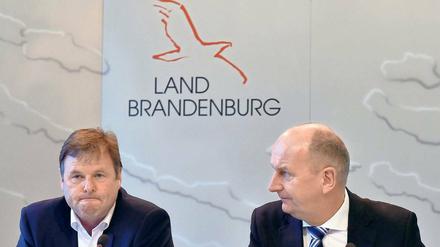 Premiere. Es ist der erste eigene Haushalt, den Ministerpräsident Dietmar Woidke (SPD, rechts) und Finanzminister Christian Görke (Linke) vorlegen.
