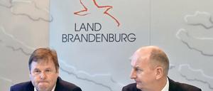 Premiere. Es ist der erste eigene Haushalt, den Ministerpräsident Dietmar Woidke (SPD, rechts) und Finanzminister Christian Görke (Linke) vorlegen.