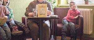 Kita-Buchlesung. Manuela Kuhlbrodt liest die Geschichten der Kitakinder.