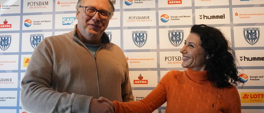 SVB-Chef Archibald Horlitz und Romina Konrad von MegaTopSolar: SV Babelsberg und der neue Sponsor planen eine langfristige Partnerschaft.