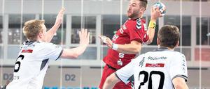 Ordentlich gegenhalten. Das mussten die Handballfreunde Springe gegen VfL-Spielmacher Philipp Reuter.