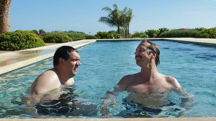 Loser im Luxus. Lorenz Brahmkamp (Charly Hübner, links) genießt mit Alexnder Schönleben (Michael Maertens) das schöne Leben.
