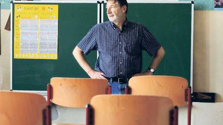 Dass die Schüler wegbleiben, ist seltener, als dass die Lehrer fehlen. Doch dagegen ist Oberbürgermeister Jann Jakobs - hier beim Schulbesuch während eines Baustellenrundgangs - machtlos. Die Stadt ist nur für die Gebäude zuständig.