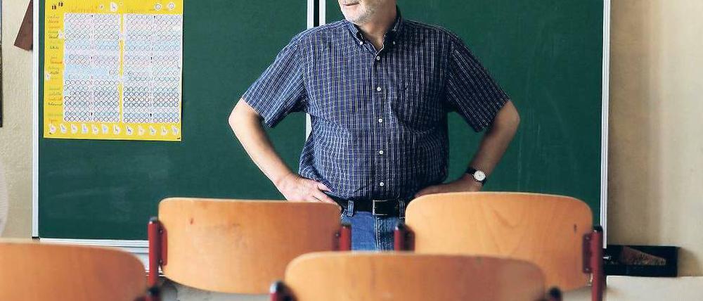 Dass die Schüler wegbleiben, ist seltener, als dass die Lehrer fehlen. Doch dagegen ist Oberbürgermeister Jann Jakobs - hier beim Schulbesuch während eines Baustellenrundgangs - machtlos. Die Stadt ist nur für die Gebäude zuständig.