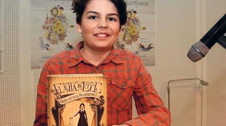 Bücherwurm. Tillmann liest gerne lustige Krimis und Harry Potter.