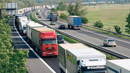 Staufalle. Die A 24 und die A10 sind eine Staufalle. Der Verkehrs ist enorm gewachsen, ein sechsspuriger Ausbau seit Jahren geplant.