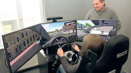 Einfach mal gegen den Baum fahren. Am Simulator ist das möglich.