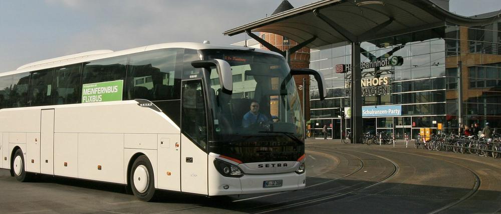 Einmal täglich fährt der Bus der Fernlinie F84. Es könnten bald mehr Busse fahren.