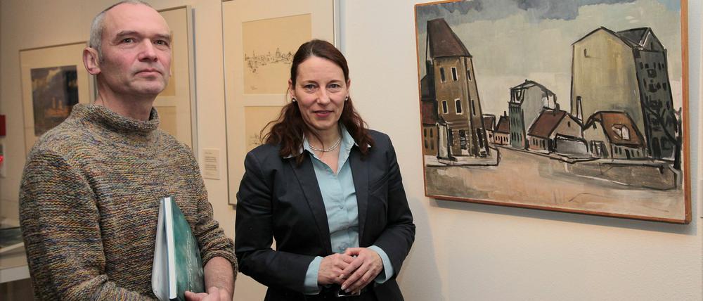 Kurator der Globisch-Schau Thomas Kumlehn und Jutta Götzmann. Kumlehn hat sich intensiv mit der Biographie des Potsdamer Malers auseinandergesetzt.