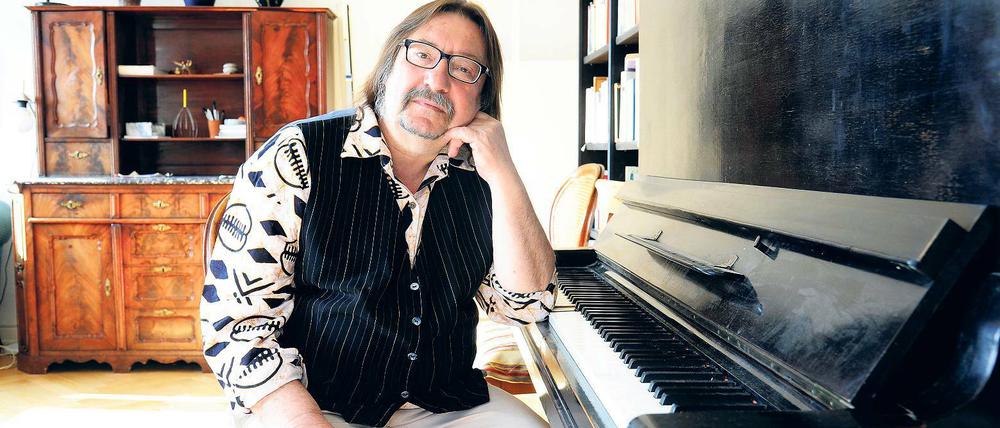 Viel zu verstimmt. Das Klavier dient Manfred Maurenbrecher, Jahrgang 1950, zum Aufstützen und zur Dekoration seines Wilmersdorfer Wohnzimmers.