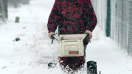 Schluss mit lustig. In Kleinmachnow muss der Schnee künftig von Hand beseitigt werden, zumindest auf unbefestigten Gehwegen und Wegen, die mit Mosaiksteinen gepflastert sind.