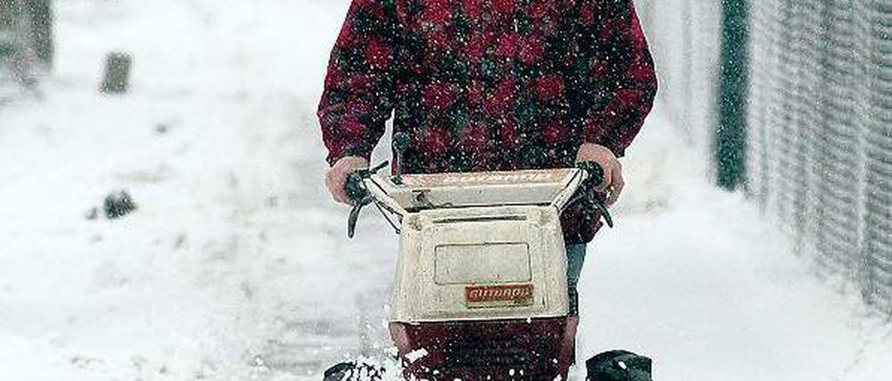 Schluss mit lustig. In Kleinmachnow muss der Schnee künftig von Hand beseitigt werden, zumindest auf unbefestigten Gehwegen und Wegen, die mit Mosaiksteinen gepflastert sind.