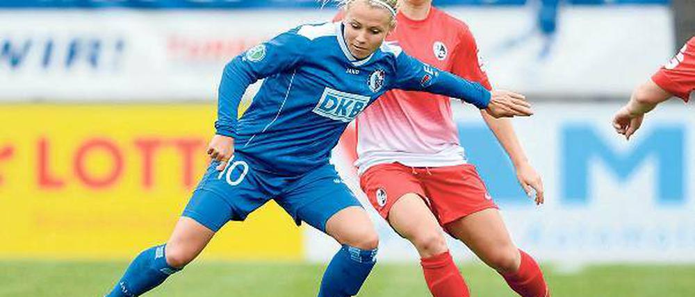 Ex-Turbinen unter sich. Sandra Starke (r.) im Zweikampf mit Julia Simic.