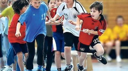 Grundschüler sollen beim Sportunterricht viel über Bewegung lernen. In der Zeppelin-Grundschule ist das derzeit nur eingeschränkt möglich.