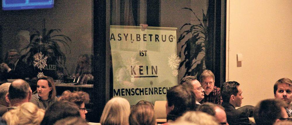 Druck von Rechts. Draußen machten Neonazis Krach, drinnen pöbelten die Bürger. Am Ende musste der Saal geräumt werden.