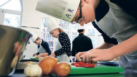 Gemüse schnippeln. Schüler des OSZ bereiten ein Drei-Gänge-Menü vor.