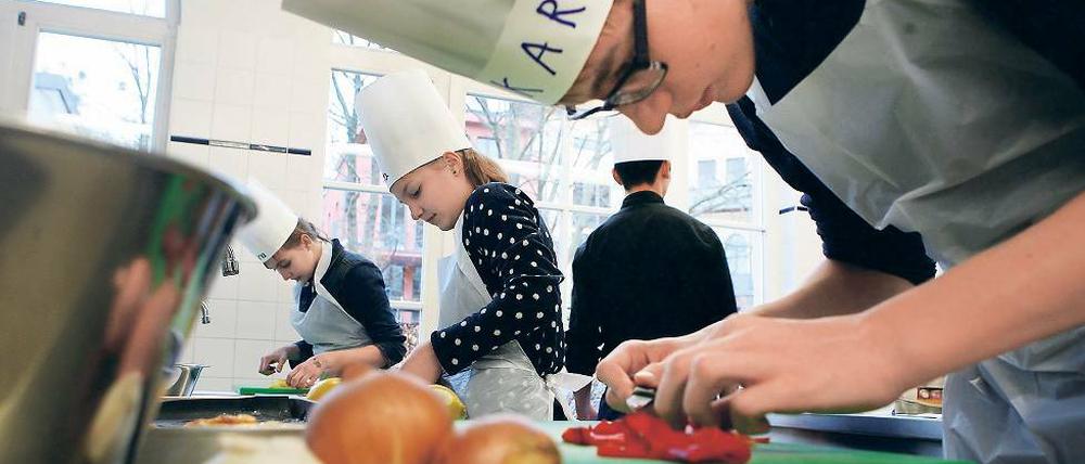 Gemüse schnippeln. Schüler des OSZ bereiten ein Drei-Gänge-Menü vor.