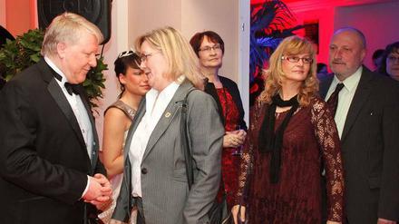 Gefeiert. Bernhard Knuth (Bürgerbündnis) begrüßt Manuela Saß (CDU)