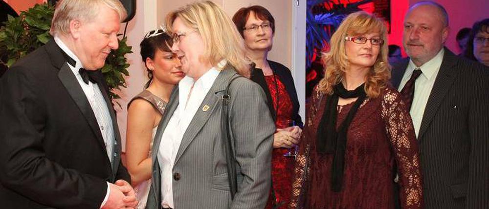 Gefeiert. Bernhard Knuth (Bürgerbündnis) begrüßt Manuela Saß (CDU)