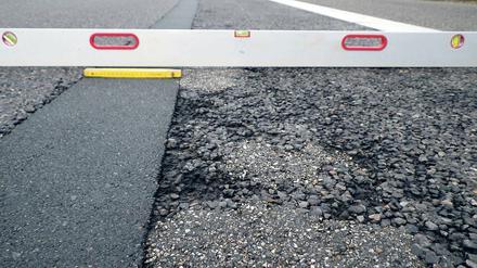 Rissig. Die Fahrbahn der Nuthestraße ist stark beschädigt.