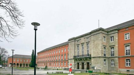 Dunkle Vergangenheit. Im heutigen Uni-Gebäude Griebnitzsee residierte während der Zeit des Nationalsozialismus das Präsidium des Deutschen Roten Kreuzes (DRK). Auf dem Gelände befanden sich auch ein Außenlager des Konzentrationslagers Sachsenhausen, ein Zwangsarbeiterlager und ein Lager für Kriegsgefangene.