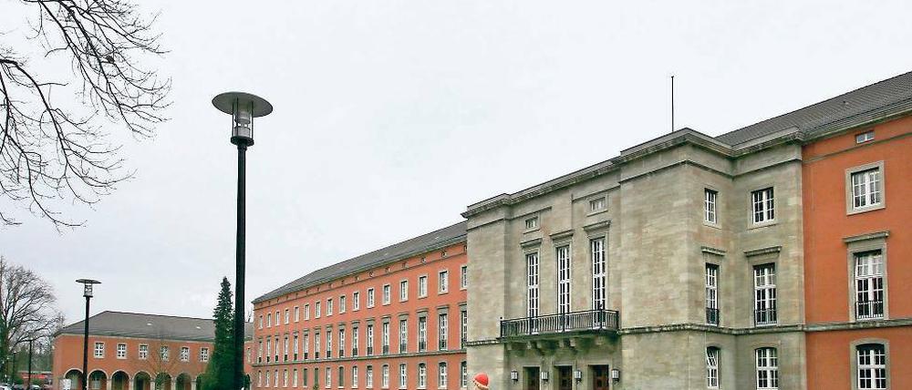 Dunkle Vergangenheit. Im heutigen Uni-Gebäude Griebnitzsee residierte während der Zeit des Nationalsozialismus das Präsidium des Deutschen Roten Kreuzes (DRK). Auf dem Gelände befanden sich auch ein Außenlager des Konzentrationslagers Sachsenhausen, ein Zwangsarbeiterlager und ein Lager für Kriegsgefangene.