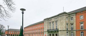 Dunkle Vergangenheit. Im heutigen Uni-Gebäude Griebnitzsee residierte während der Zeit des Nationalsozialismus das Präsidium des Deutschen Roten Kreuzes (DRK). Auf dem Gelände befanden sich auch ein Außenlager des Konzentrationslagers Sachsenhausen, ein Zwangsarbeiterlager und ein Lager für Kriegsgefangene.