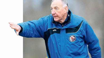 Bernd Schröder, 72, führt seit 44 Jahren als Trainer und zwischenzeitlich auch als Manager das Regiment beim 1. FFCTurbine Potsdam. Den Verein führte er zu je sechs Meistertiteln in der DDR sowie nach der Wende in der Bundesliga. Unter seiner Leitung gewann Turbine zudem die Champions League 2010 und den Uefa-Cup 2005.
