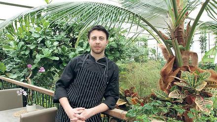 Schöner Arbeitsplatz. Biosphären-Koch Terrence Andersen stammt aus Kapstadt in Südafrika und hat die deutsche Karte des Restaurants mit indisch-afrikanischer Küche ergänzt - mit viel Obst, Gemüse und Gewürzen.