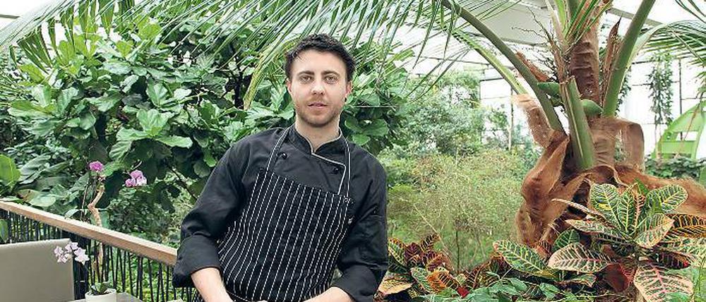 Schöner Arbeitsplatz. Biosphären-Koch Terrence Andersen stammt aus Kapstadt in Südafrika und hat die deutsche Karte des Restaurants mit indisch-afrikanischer Küche ergänzt - mit viel Obst, Gemüse und Gewürzen.