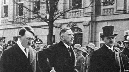 Der damals neugewählte Reichskanzler Adolf Hitler und Franz von Papen (M) auf dem Weg zur Eröffnungssitzung des neuen Parlaments in der Potsdamer Garnisonkirche am 21. März 1933.