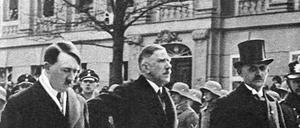 Der damals neugewählte Reichskanzler Adolf Hitler und Franz von Papen (M) auf dem Weg zur Eröffnungssitzung des neuen Parlaments in der Potsdamer Garnisonkirche am 21. März 1933.