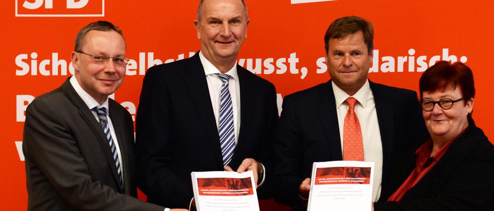 Vor 100 Tagen präsentierte die neue rot-rote Regierung den Koalitionsvertrag: SPD-Fraktionsvorsitzende Klaus Ness (v.l.), Ministerpräsident Dietmar Woidke (SPD), der Landesvorsitzende der Linkspartei, Christian Görke und die Fraktionsvorsitzende der Linkspartei, Margitta Mächtig.