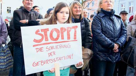 Sauer. Die Demonstranten zogen vom Landratsamt zur Klinik.
