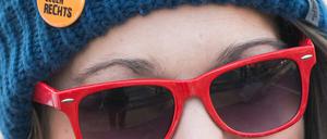 Eine Demo-Teilnehmerin gegen eine geplante Kundgebung der rechtsextremen NPD in Cottbus.