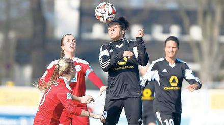 Die Szene hat Symbolcharakter. Celia Sasic agiert und geht zum Ball, die Turbine-Spielerinnen Lia Wälti und Nina Frausing Pedersen schauen zu.