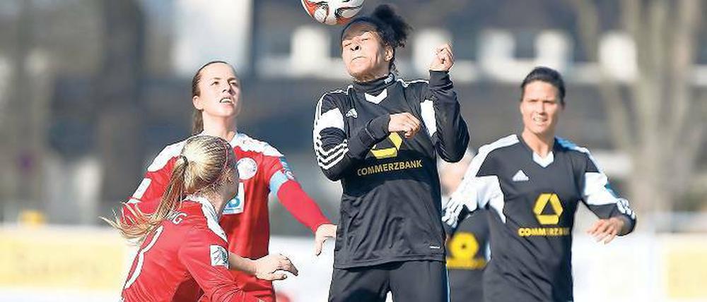 Die Szene hat Symbolcharakter. Celia Sasic agiert und geht zum Ball, die Turbine-Spielerinnen Lia Wälti und Nina Frausing Pedersen schauen zu.