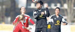 Die Szene hat Symbolcharakter. Celia Sasic agiert und geht zum Ball, die Turbine-Spielerinnen Lia Wälti und Nina Frausing Pedersen schauen zu.