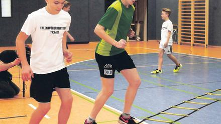 Training mit den Talenten. Die AOK-Sportbotschafterin und Bundesliga-Fußballerin von Turbine Potsdam Inka Wesely schaute bei einer Übungseinheit des Förderzentrums vorbei – und machte mit.