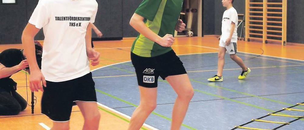 Training mit den Talenten. Die AOK-Sportbotschafterin und Bundesliga-Fußballerin von Turbine Potsdam Inka Wesely schaute bei einer Übungseinheit des Förderzentrums vorbei – und machte mit.