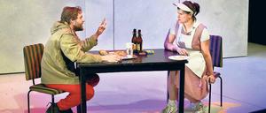 Glücksuche. In „Hose Fahrrad Frau“ geht es um das Thema Besitz.