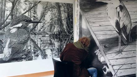 Kunst und Künstler. Ralf Wilhelm Schmidt bei der Arbeit, links sein Werk „Eisvogelbild“.