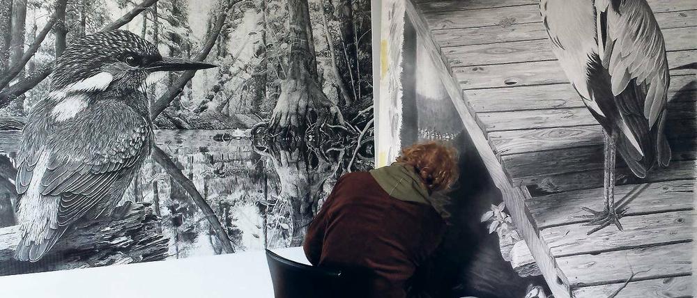 Kunst und Künstler. Ralf Wilhelm Schmidt bei der Arbeit, links sein Werk „Eisvogelbild“.
